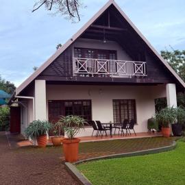 Ravenscroft Cottage Ezulwini - Stylish A-Frame Furnished Cottage in Mantenga, hotel in Ezulwini