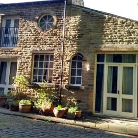 Edgerton cottage, large 1-bed detached coach house in town, Spacious rustic charm, hotell sihtkohas Lindley