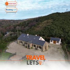 5 Bedroom House By Travel Lets Holiday Homes Donegal With Sweeping Lake & Hill Views, hotel a Carrigart