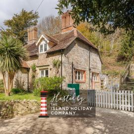 1 Apse Castle Cottage - Chocolate Box Cottage, Dog-Friendly 16th Century Cottage, surrounded by Ancient Woodland in Shanklin, Hotel in Shanklin