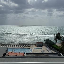 Direct ocean view condo with private balcony pool beach access Wi-Fi and amazing sunrise views Perfect for a relaxing vacation by the ocean, hotel in Sunny Isles Beach