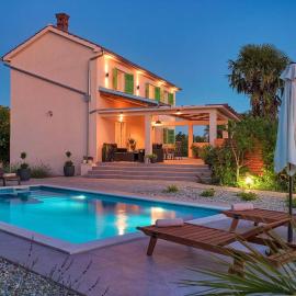 Crassula Summer Villa with Private Pool, hotel na Krasu