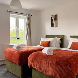 Cambridge CB23 Townhouse 4 Beds with Parking & Free Wifi