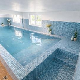 Family home with indoor pool & spa sleeps 22, hotel u gradu 'Terminiers'