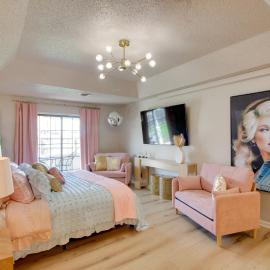 'Dolly Suite' at The Saint Hotel, Near Wineries!, hotel in Louisburg