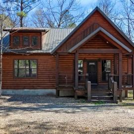 Pond Lily Creek - spacious couples cabin - hot tub, hotel in Broken Bow
