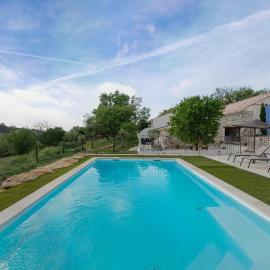 Maison Contemporaine avec piscine, hôtel à Esparron