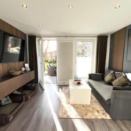 Hafenglück - moderne Ferienwohnung direkt am Hafen in Carolinensiel, Hotel in Wittmund