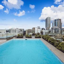 Luxury Penthouse with Private Pool & Skyline Views, hotel in Is-Swieqi