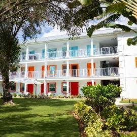 The Sunshine Hotel and Suites, hotel em George Town