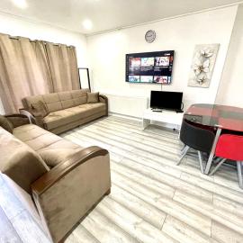 2 Bedrooms Ground floor House, Kitchen, Reception and Private Garden, Parking