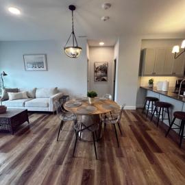 New The Carlyle 208 4BR Beachside Condo in Grand Bend, hotelli kohteessa Grand Bend