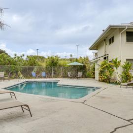 Walk to Dining & Local Markets! Hilo Getaway, hotel in Hilo