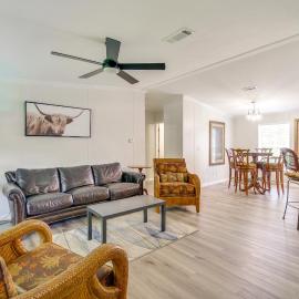 Near Rocket Launches & Beaches! Cocoa Family Home, hotel em Cocoa