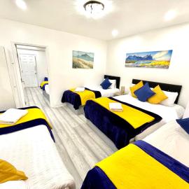 6 Bedroom 4 Bathroom House near Redbridge Station in Ilford with Garden Parking and Fast WiFi