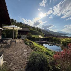 Elegant Family Chalet with Lake and Mountain Views, hotel u gradu Leissigen