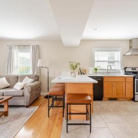 Pristine Walkable Downtown 2BR Apartment, מלון בTorrington