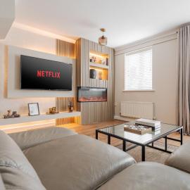 Luxury Stay with Cinema Room, Free Parking, Close to Co-op Live, Etihad Stadium & Manchester City Centre, Sleeps 9, hotel v mestu Oldham