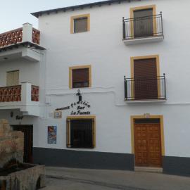 Pensión La Fuente, מלון בYegen