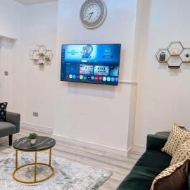 Brand new 4 bedroom house in Newport Free parking