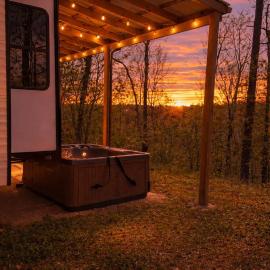 Private Wooded Retreat/Hot Tub Tiny Home Escape, hotel a Pigeon Forge