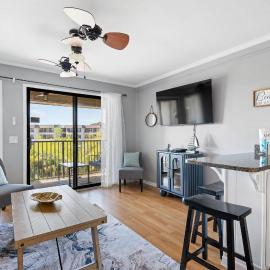 New Listing - Spring Discounts Beach View Condo, hotel in Hilton Head Island