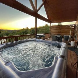 Cozy Hollow - Private Pond Hot Tub Forest View Private Fire Pit 10 Min Drive to Natural Bridge State Park, hotel i Rogers