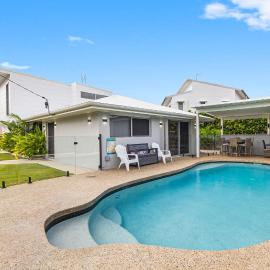 Spacious 4-Bed Coastal Home with Pool, hotel a Mooloolaba