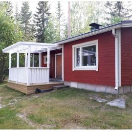 Pääsky Schwalbe-cabin by crater lake، فندق في Varpaisjärvi