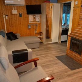 Västäräkki Bachstelze-cabin by a crater lake, hotel i Varpaisjärvi