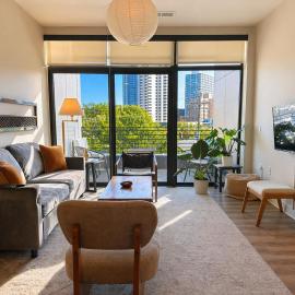 East Side Luxury 1BR Apt · Near Brady St with Balcony and Lounge · Sleeps 4