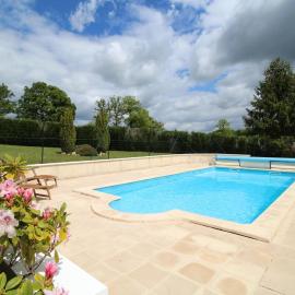 Les petites rivailles, hotell i Saint-Genest-sur-Roselle