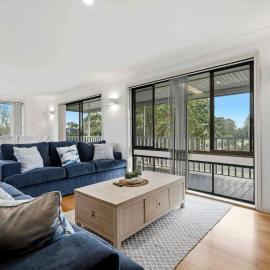 Berry Beach House by Book Jervis Bay - Spacious Dual Living Retreat in Vincentia 3 Mins Walk to the Beach โรงแรมในวินเซนเทีย