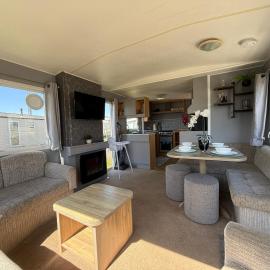 Seaview 203 - Ingoldmells, pet friendly, WiFi, bed linen and close Fantasy Island - Meadow Lakes Caravan & Lodge Hire, hotel in Ingoldmells