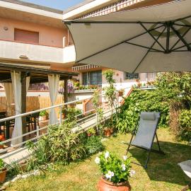 2 Bedroom Gorgeous Apartment In Marina Di Massa, hotel in Marina di Massa