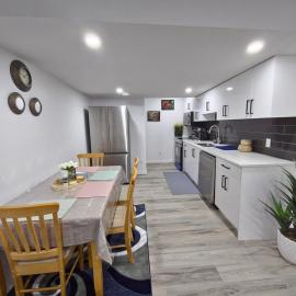 Edmonton Elegant 1BR Basement-Style Suite Sleeps 3, מלון באדמונטון