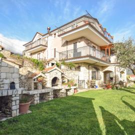 3 Bedroom Amazing Apartment In Avella, hotel em Avella