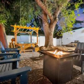 Pet Friendly Downtown Home - Free Bikes & BBQ, hotel v mestu Safety Harbor