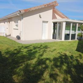 Grande maison plain pied,campagne, proche A7,parking privé, idéal pro et famille nombreuse