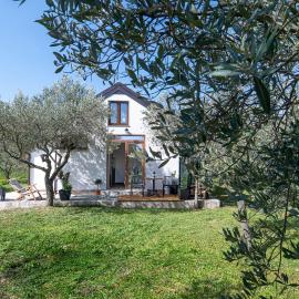 TrioBio - New Apartment for Two with Private Terrace, Garden & Parking