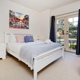 Archie's Townhouse 4BD 2BT، فندق في Glenunga