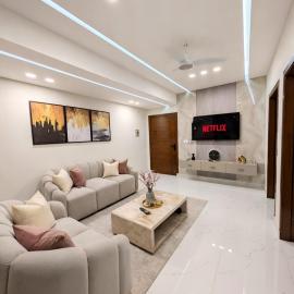 The Grand Winchester Apartments E-11 - Modern Luxury with Fully Equipped Kitchen - Netflix - Balcony - AC - Free Parking - Sector E-11, hotel in Islamabad