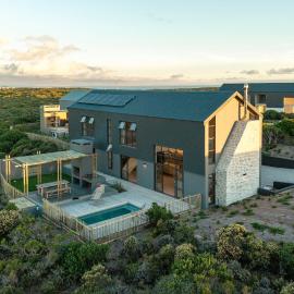 3 Bedroom Luxury Barn in Romansbaai Beach & Fynbos Estate - With Inverter, hotel u gradu Kleinbaai