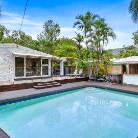 Clifton Beach Family Retreat with Pool