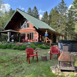 Spa & River - Hidden chalet - Chalet cache, hotel in Saint-Alexis-des-Monts