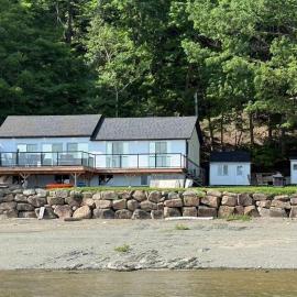 View Spa and St-Lawrence River - The DG Chalet，Sainte-Petronille的飯店