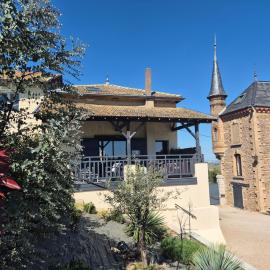 Le petit Château de Sathonat - Horizon Paradis, Hotel in Saint-Amour-Bellevue