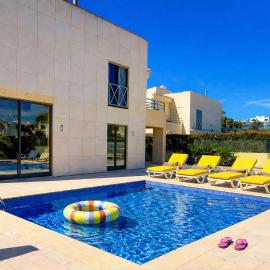 Villa Paula with Private Pool Close to the Beach and Strip