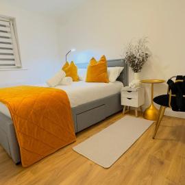 Elizabeth Line - Parking - WiFi - Sleeps 4
