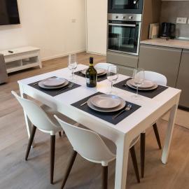 Modern luxury nest within walking distance of Lake Como, hotel u gradu 'Tremezzo'